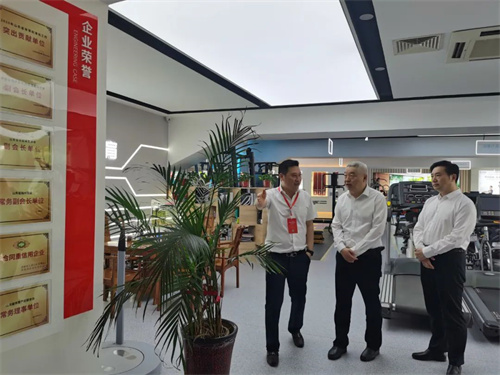 臨沂市(shì)政府王映海(hǎi)副市(shì)長(cháng)一(yī)行(xíng)莅臨銳強體(tǐ)育集團濟南(nán)省體(tǐ)旗艦店(diàn)